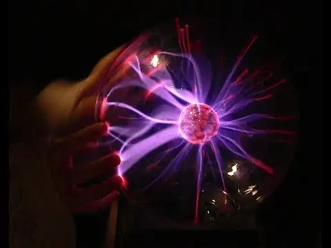 Quả cầu điện phát sáng với hiệu ứng plasma khi chạm tay