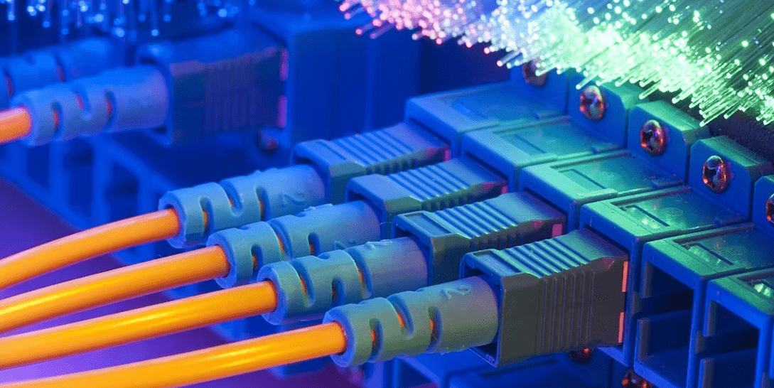 Bảng so sánh tốc độ mạng 5G, 4G và cáp quang truyền thống năm 2025