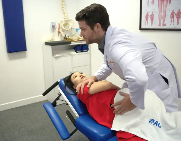 Giải thích chiropractic đơn giản dễ hiểu