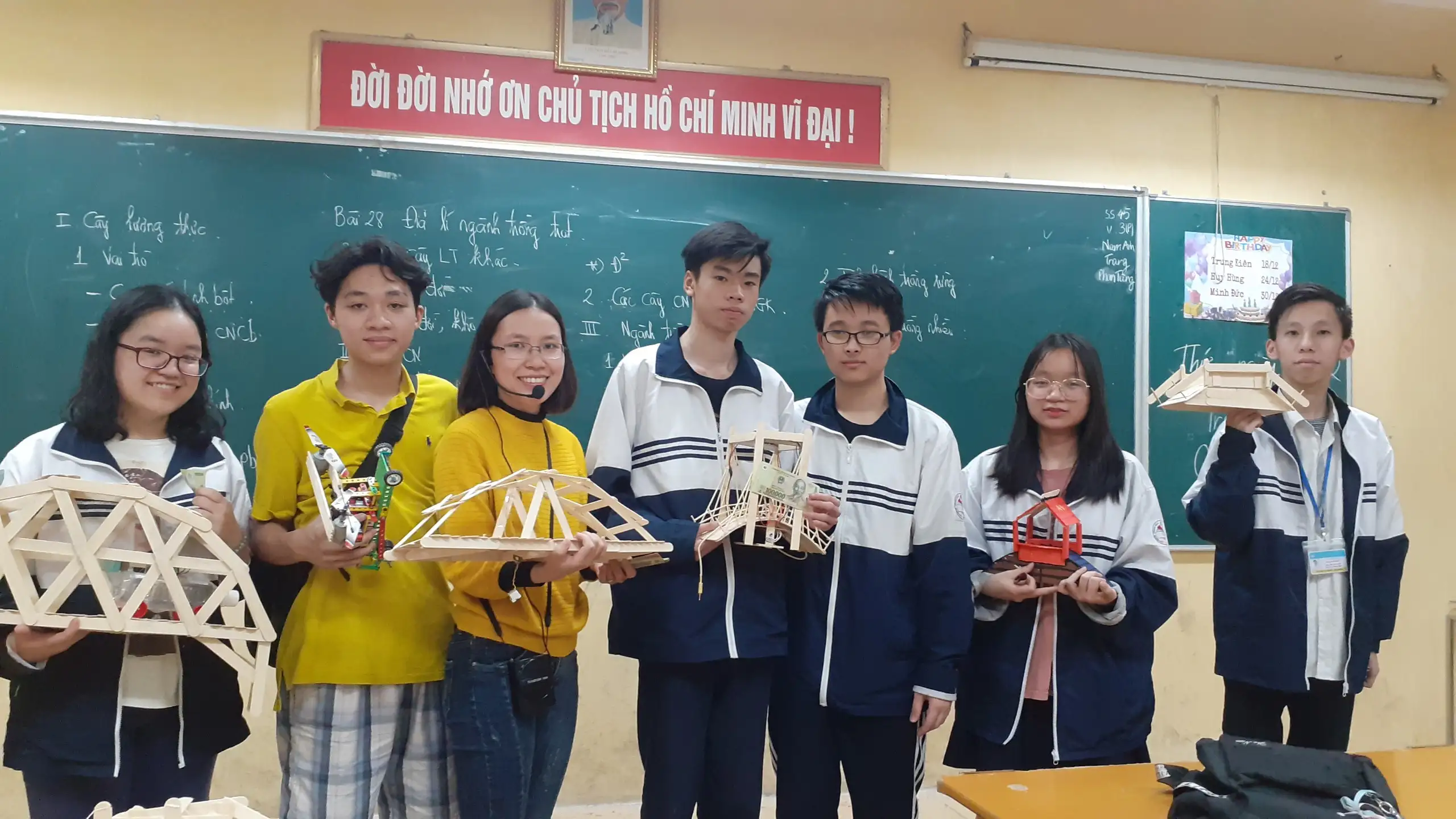 Vật Lý 12 Cánh Diều có những nội dung chính bao gồm các chủ đề lớn