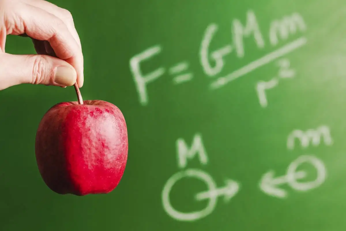 Hình minh họa quả táo rơi từ cành cây xuống đất, kèm công thức lực hấp dẫn của Newton.