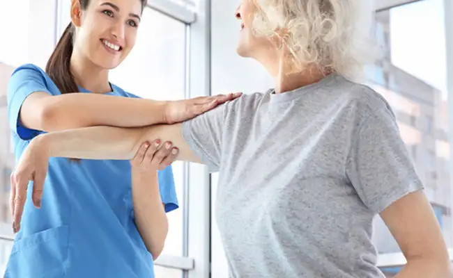 Vật lý trị liệu giúp người cao tuổi khỏe mạnh và di chuyển linh hoạt hơn
